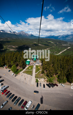 Die Jasper Tramway Gondel fährt die Talstation. Stockfoto