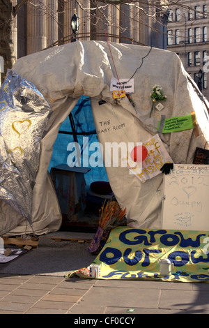 Eines der "London zu besetzen" Demonstranten Zelte außerhalb St. Pauls Cathedral mit einem Schild "The Diary Room" Stockfoto