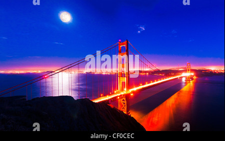 Full Moon rising über die Golden Gate Bridge, San Francisco, Kalifornien, USA Stockfoto