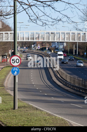 Ein Abschnitt der zweispurigen Edgware Way mit einer Geschwindigkeitsbegrenzung von 50 km/h am Straßenrand, Barnett, London, England, Großbritannien. Stockfoto