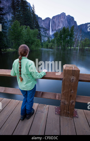 Yosemite National Park Besucher im Yosemite Falls über eine überschwemmte Merced River von Swinging Bridge Stockfoto