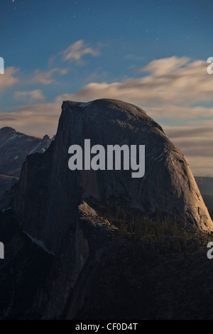 Half Dome unter Mondlicht und Sterne gesehen vom Glacier Point - Yosemite Nationalpark, Kalifornien Stockfoto