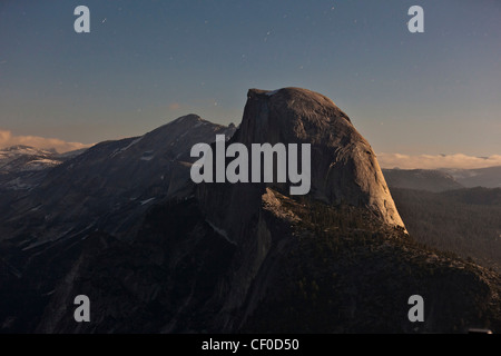 Half Dome von Mondlicht erhellt, gesehen vom Glacier Point - Yosemite Nationalpark, Kalifornien Stockfoto