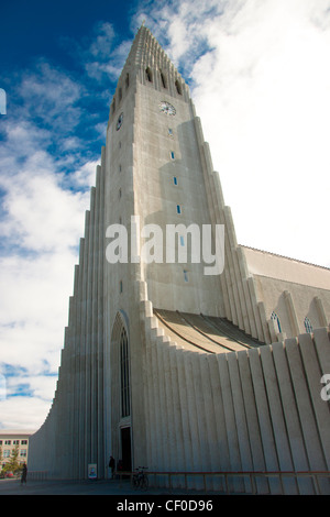 Hallgrimskirkja moderne Kirche in Reykjavik - Island. Sommertag. Stockfoto