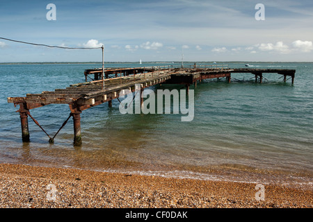 Großbritannien, England, Isle of Wight, Norton, Fort Victoria, bleibt der alten rosten pier Stockfoto