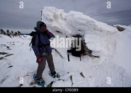 Kletterer auf Schneeschuhen (Schneeschuhe) an den Berghang. Winter Blizzard. Russland. Ural-Gebirge. Nationalpark Taganay. Stockfoto