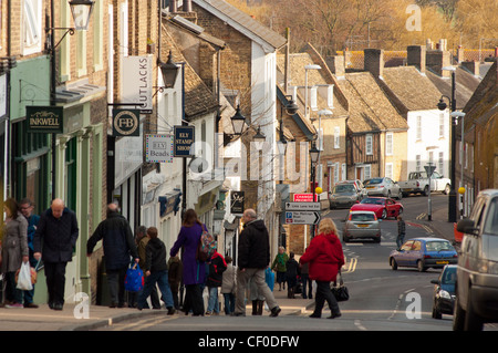 Menschen vor Ort einkaufen mit Blick Vordergrund bergab in die Stadt Ely, Cambridgeshire, England. Stockfoto