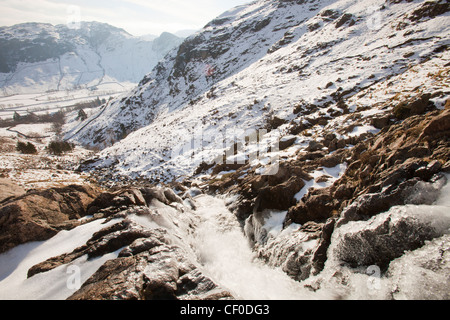 Eine gefrorene scheut Ghyll über dem Langdale Tal im Lake District, UK. Stockfoto