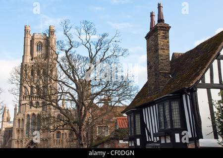 Ely Kathedrale mit alten Haus. Cambridgeshire, England. Stockfoto