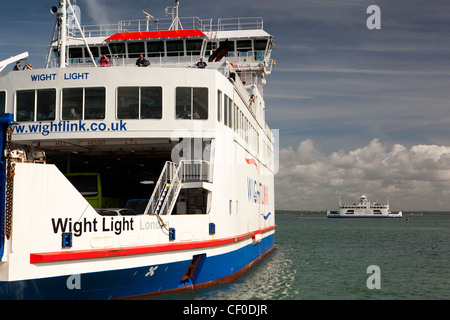 Großbritannien, England, Isle Of Wight, Yarmouth, Wightlink Fähre Wight Licht abfliegen während Wight Sonne wartet andocken Stockfoto