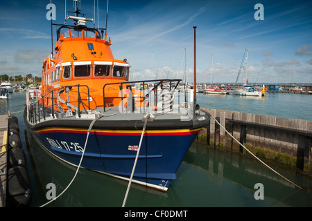 Großbritannien, England, Isle Of Wight, Yarmouth Harbour, RNLI 17-25 Rettungsboot vertäut am Kai Stockfoto