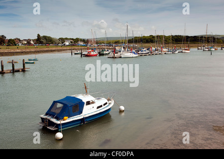 Großbritannien, England, Isle of Wight, Yarmouth, Freizeitboote vertäut im Fluss Yar Gezeiten-Hafen Stockfoto