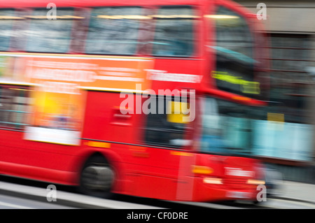 Verschwommenes Bild von einem roten Londoner bus Stockfoto