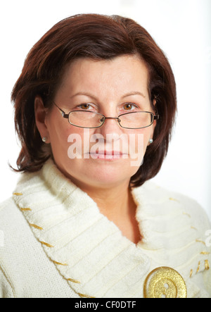 Schöne mittlere gealterte Business Frau Porträt mit Brille im Büro. Stockfoto