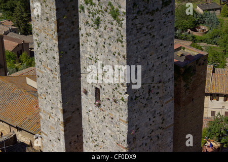 Detail von einem steinernen Turm in San Gimignano - Toskana, Italien Stockfoto