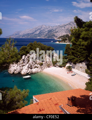 Strand und Küste in Brela, Makarska Riviera, Dalmatien, Kroatien. Stockfoto