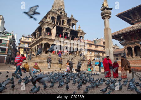 Menschen und Tauben am Durbar Square Patan Nepal Asien Stockfoto