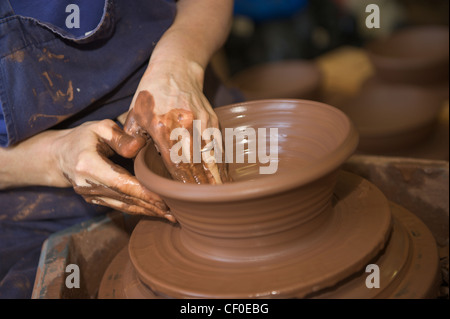 Keramik-Künstlerin Morgen Hall, die spezialisiert auf Geschirr arbeiten in ihrem Atelier im Kapitel Arts Centre Cardiff South Wales UK Stockfoto