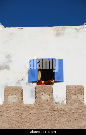 Detail Citywall und weißes Haus in Essaouira, Marokko, Afrika Stockfoto