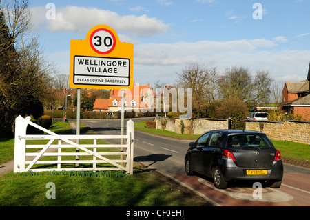 Wellingore Dorf Lincolnshire.Village Zeichen (Bitte fahren Sie vorsichtig) 30MPH. Stockfoto