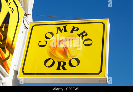 Compro Oro Schild über Geschäft in Spanien Stockfoto