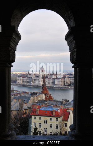 Blick in Richtung der ungarischen Parlamentsgebäude von Fishermans Wharf auf der Budaseite von Budapest, Ungarn, Europa Stockfoto