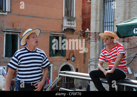 Zwei Gondoliere in Venedig Stockfoto