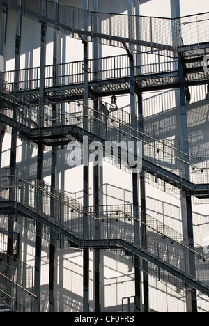 Externen Feuerleitern auf ein modernes Gebäude Stockfoto