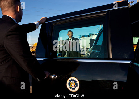 Präsident Barack Obama geht in die Wagenkolonne nach Abgabe von Bemerkungen auf dem Intel Ocotillo Campus im 25. Januar 2012 in Chandler, AZ. Stockfoto