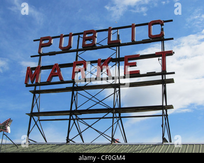 Melden Sie sich für Pike Place Market in Seattle Washington mit blauem Himmelshintergrund. Stockfoto