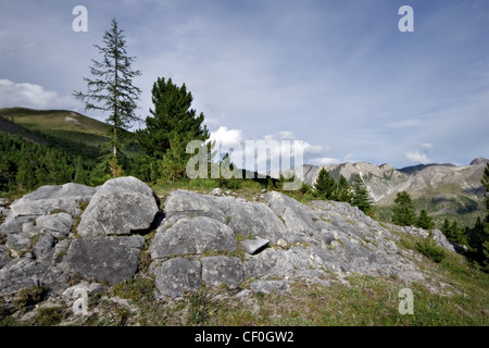 Sibirien-Landschaft mit Felsen, Steinen und Felsbrocken gegen blauen Himmel mit Wolken. Sajan-Gebirge, Republik Burjatien, Russland Stockfoto