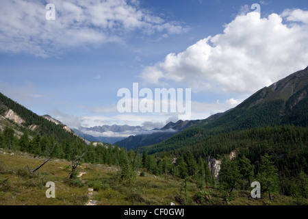 Tal im Sajan-Gebirge vor blauem Himmel mit Wolken. Ost-Sajan-Gebirge. Sibirien. Republik Burjatien. Russland. Stockfoto