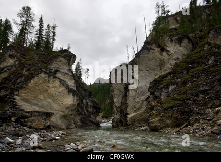 Canyon (Schlucht) auf Bergfluss Yamangol. Östliche Sajan-Gebirge. Sibirien.  Tunkinskie Goltsy. Republik Burjatien. Russland. Stockfoto