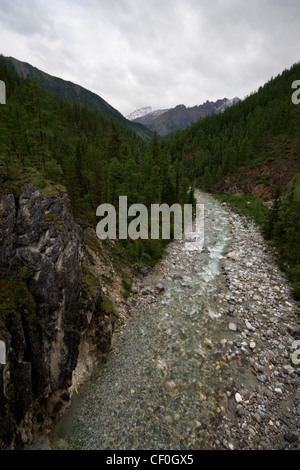 Bergfluss Yamangol in Ost-Sajan-Gebirge. Republik Burjatien. Sibirien. Russland. Stockfoto