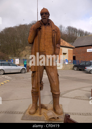 Flut und kurze Gummistiefel groß angelegte Stahl-Skulptur eines Fischers Bildhauers Ray Lonsdale bei Filey North Yorkshire Stockfoto