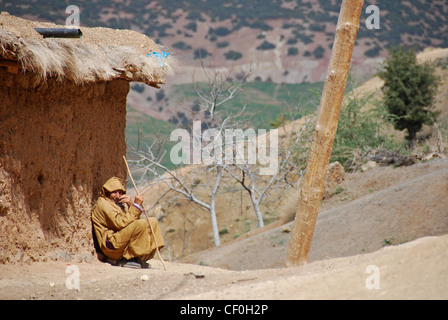 Alter Mann in Berber Dorf, Atlasgebirge, Marokko, Afrika Stockfoto