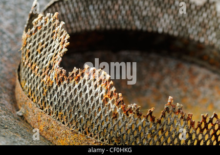Eine gebrochene rostenden Chimenea Schornstein vent Stockfoto