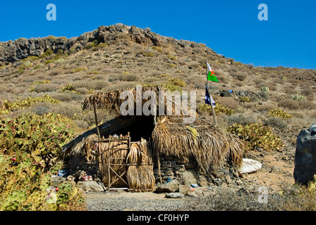 Baufälligen Hütte gebaut, in einer ruhigen Bucht, direkt am Strand. Camp Höhle. Stockfoto