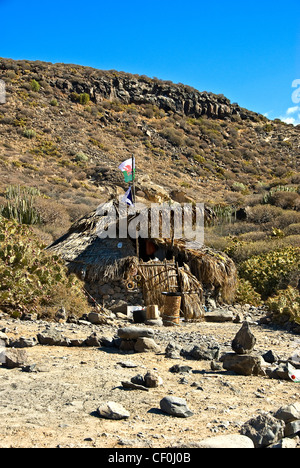 Baufälligen Hütte gebaut, in einer ruhigen Bucht, direkt am Strand. Camp Höhle. Stockfoto