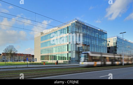 Straßenbahn durch das neue Gerichtsgebäude in Gent, Belgien Stockfoto