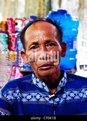Älterer Mann in Da Nang, Vietnam (schwarz / weiß Version verfügbar auf CF0K0M) Stockfoto