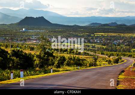 Blick auf die vietnamesische Landschaft in der Nähe der Stadt Phan Rang Stockfoto