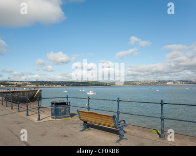 Eine Bank mit Blick auf das Meer an der Promenade, Mumbles, Wales Stockfoto