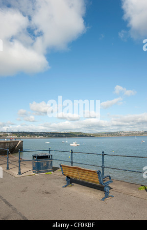 Eine Bank mit Blick auf das Meer an der Promenade, Mumbles, Wales Stockfoto