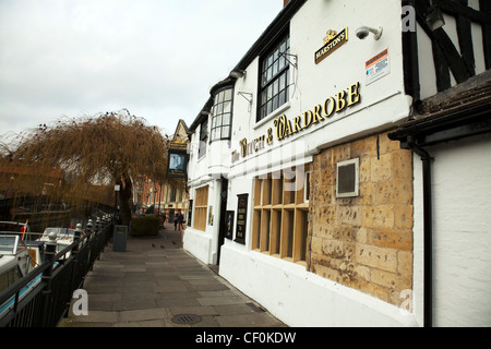 Lincoln City, Lincolnshire, England die Hexe und die Garderobe ist ein Original mittelalterlichen Gebäude mit Blick auf den Kanal in Lincoln Stockfoto