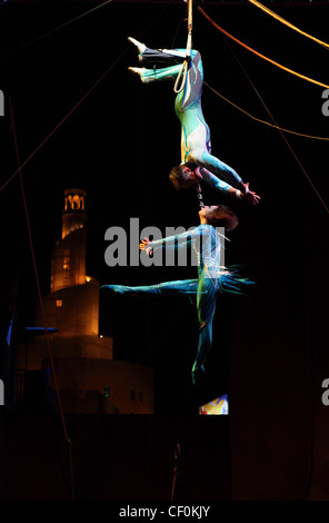 Citcus Akrobaten führen für das Frühlingsfest in Doha zu einem Zeitpunkt im Souq Waqif mit Kassim Darwish Moschee als Kulisse. Stockfoto