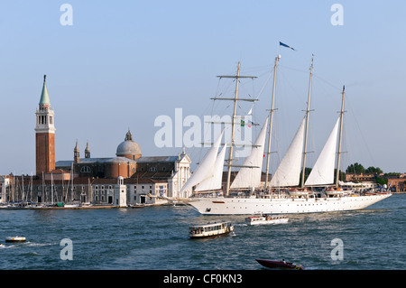 Insel San Giorgio Maggiore mit Segelschiff im Lido Stockfoto