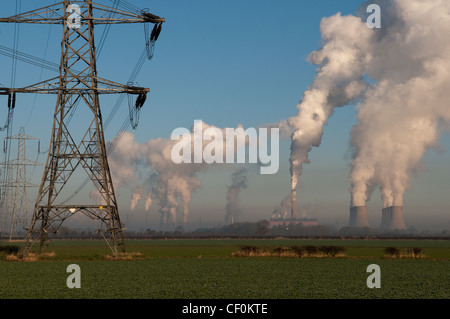 Strommasten mit Kohle-Kraftwerk im Hintergrund (Cottam, West Drayton, Nottinghamshire) Stockfoto