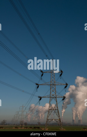 Pylone mit Cottam und West Drayton-Kohlekraftwerke im Hintergrund Stockfoto