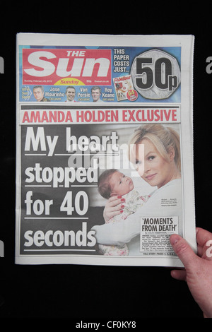 Ein Mann öffnet das erste Exemplar des "Sun on Sunday" Tabloid britische Sonntagszeitung am 26. Februar 2012 ins Leben gerufen. Stockfoto